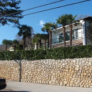 Leon And Leona Apartment